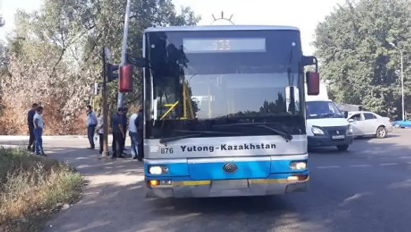 Женщина упала под автобус и погибла в Алматы