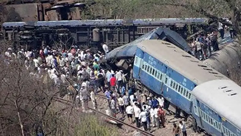 В результате крушения поезда в Индии погибли 19 человек