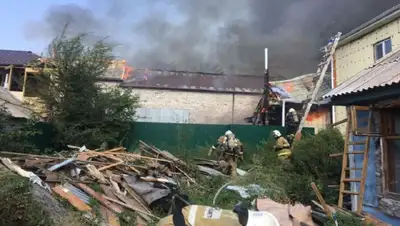 Пожарные спасли пенсионера из горящего дома в Костанайской области, фото - Новости Zakon.kz от 06.09.2022 00:37