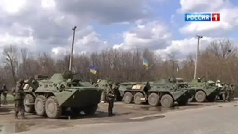 Украинские военные, вошедшие в Славянск, подняли российский флаг