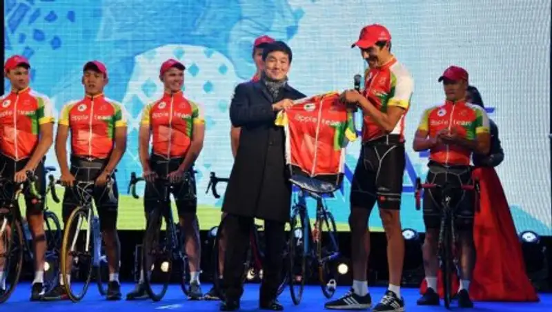 В Алматы презентовали новую велокоманду "Apple Team"