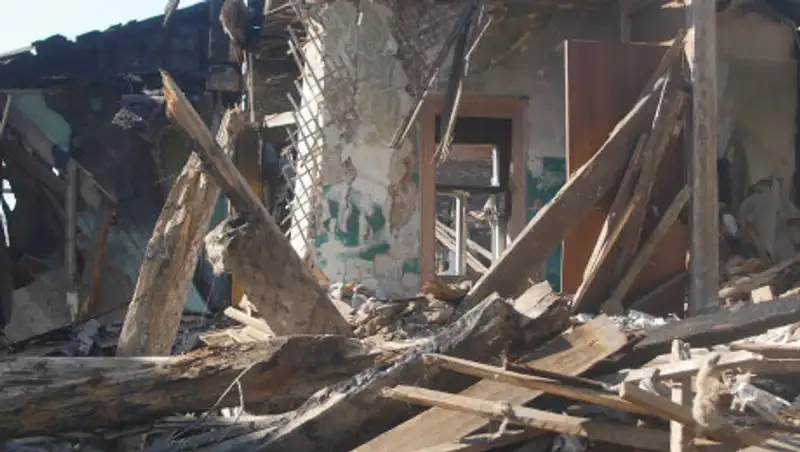 Мать и ее дети в Туркестане ночуют на развалинах дома, снесенного по решению суда