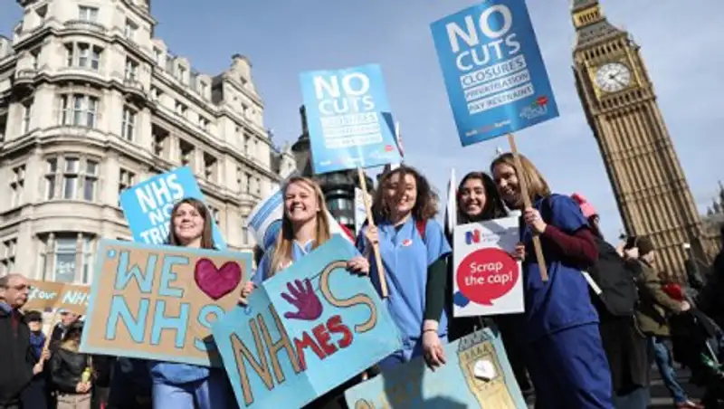 В Лондоне десятки тысяч человек вышли на марш в поддержку здравоохранения
