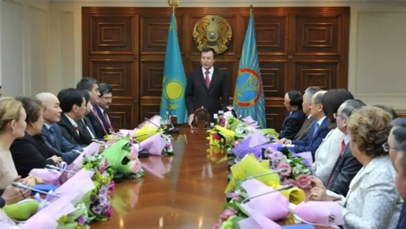 Аким Астаны Адильбек Джаксыбеков вручил государственные награды