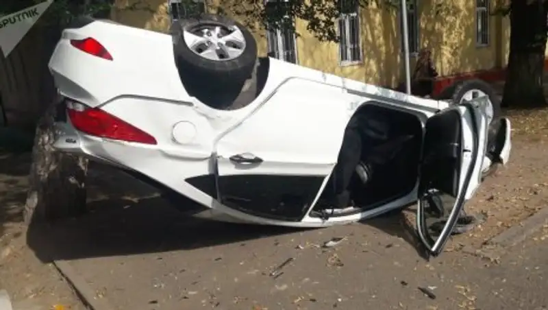 Автомобиль перевернулся в результате ДТП в Алматы
