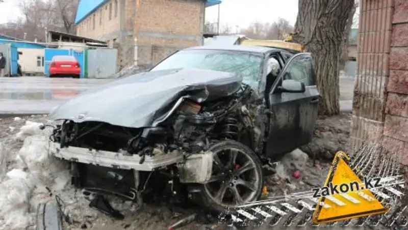 В Алматы BMW уходил от лобового столкновения и вылетел с дороги