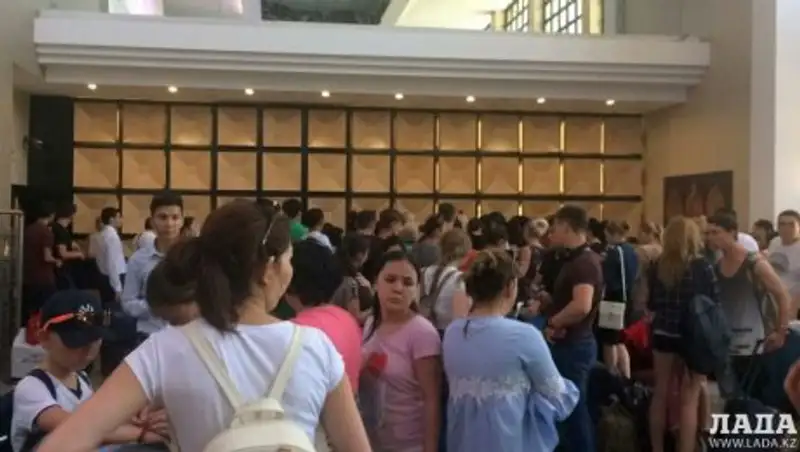 Около 240 человек не могут вылететь из Анталии в Актау