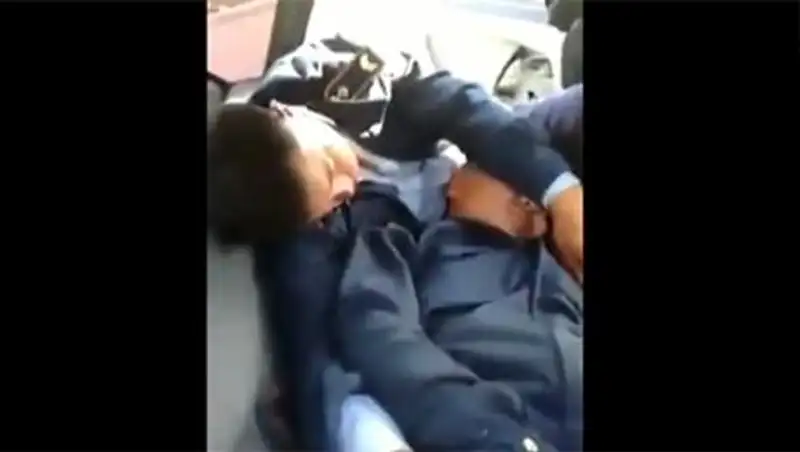 Полицейских, которых засняли на телефон спящими в машине, уволили в Актобе – ДВД