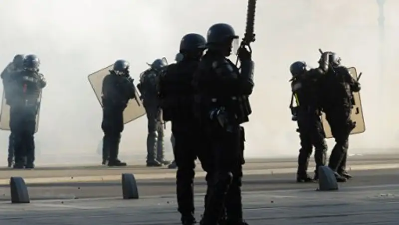 80 тысяч полицейских из-за акций "желтых жилетов" мобилизовали во Франции