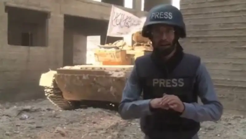 Во время прямого эфира за спиной журналиста взорвался танк 