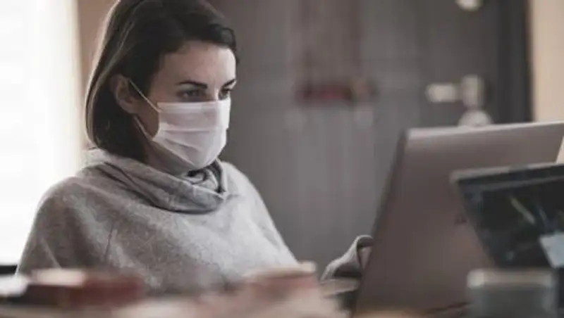 Работу на удаленке невакцинированных сотрудников разъяснили санврачи