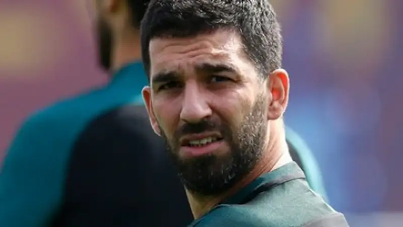 Бывший игрок «Барселоны» пообещал разбить голову и вырвать глаза журналисту