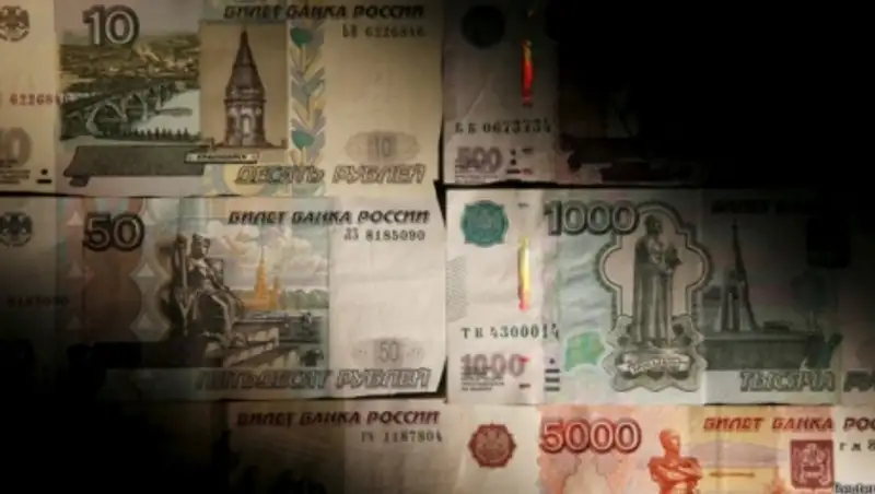 Рубль падает вслед за нефтью и китайскими биржами