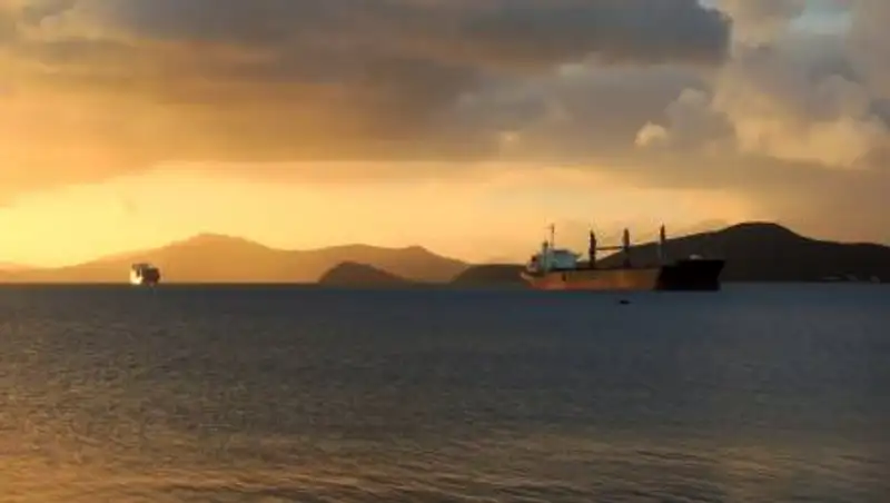 На севере Каспийского моря танкер сел на мель