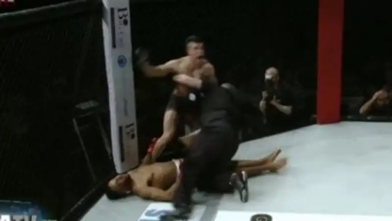 Бойца ММА нокаутировали за издевательские танцы на ринге