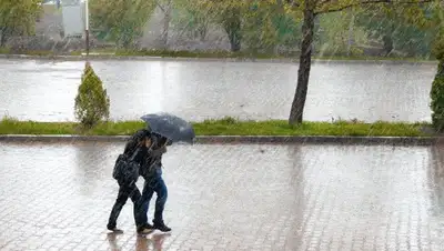 дождь, люди , фото - Новости Zakon.kz от 03.05.2022 15:49