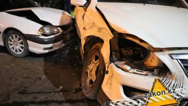 В Алматы столкнулись три автомобиля