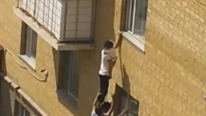 Видео спасения ребенка в Астане опубликовали в Сети
