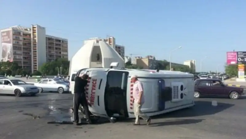 В Актау перевернулась машина скорой помощи