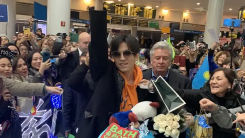 Фанаты с казахским размахом встретили Димаша Кудайбергена в Нью-Йорке