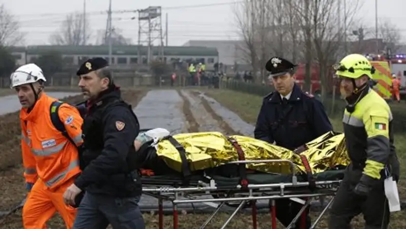 В пригороде Милана произошло крушение поезда