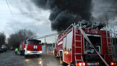 склад, происшествие, тушение, фото - Новости Zakon.kz от 25.11.2021 17:07