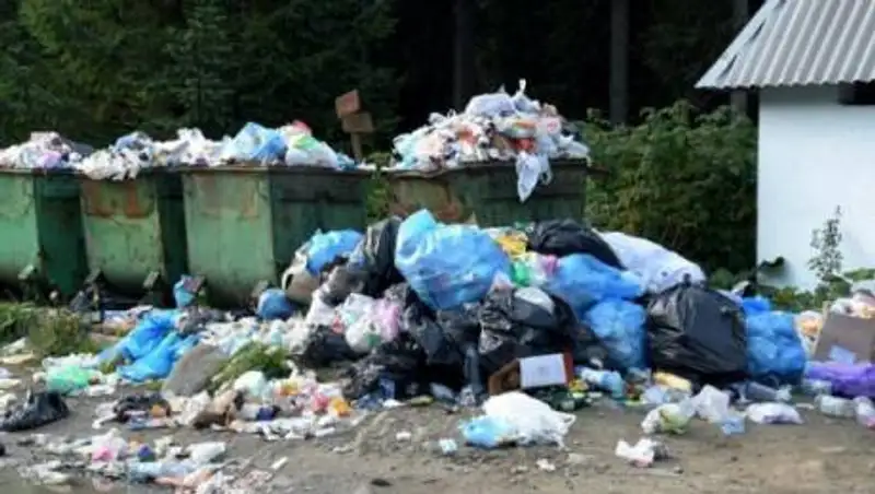 Большая мусорная свалка: Актюбинцы жалуются на мусор, который не вывозят неделями