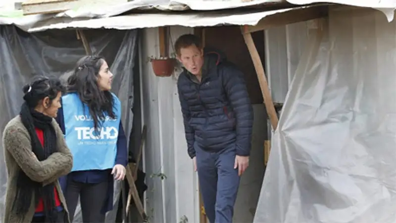 Принц Гарри починил телевизор чилийской семье перед матчем чемпионата мира