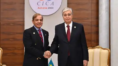 Президент Казахстана провел встречу с премьер-министром Пакистана Шахбазом Шарифом, фото - Новости Zakon.kz от 13.10.2022 14:45