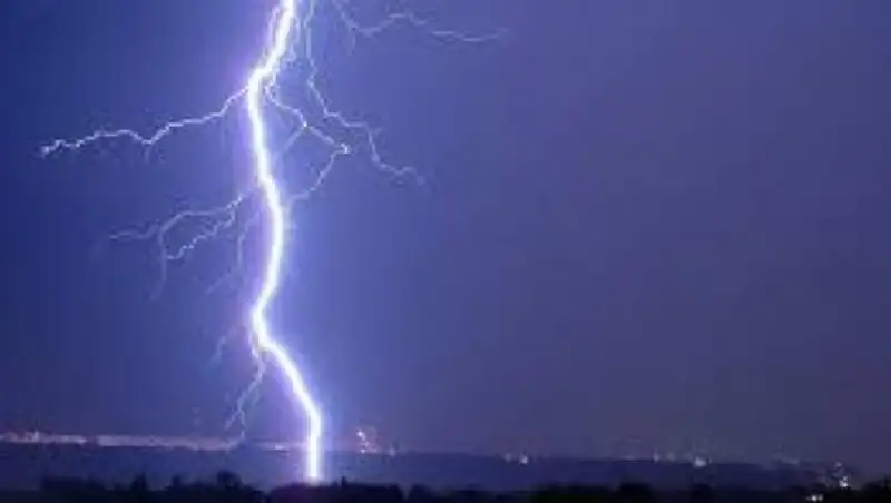 ШҚО тұрғынын найзағай соқты, «Қазгидромет» металл бұйымдарға жоламауды ескертеді