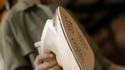 Житель Аксу укусил полицейского и ударил его утюгом по голове, фото - Новости Zakon.kz от 18.09.2023 11:32