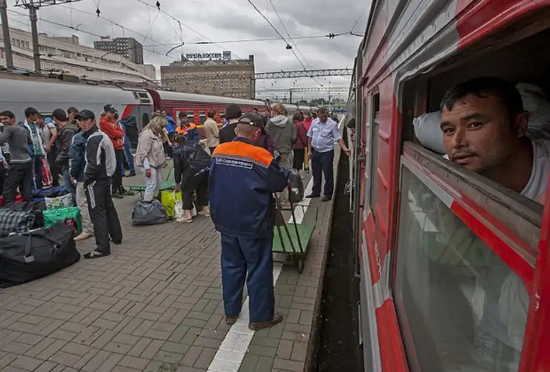 Путь гастарбайтера: от вокзала до вокзала Путь гастарбайтера: от вокзала до вокзала, фото - Новости Zakon.kz от 25.10.2013 17:25