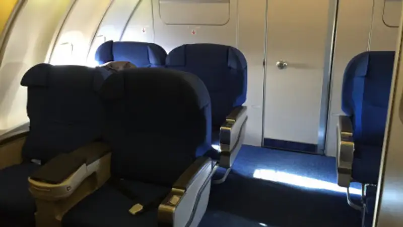 Летевших с зараженным коронавирусом пассажиров ищут в Алматы