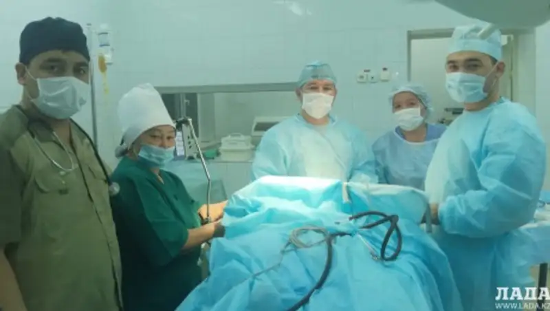 Годовалого ребенка спасли врачи после падения из окна в Жанаозене