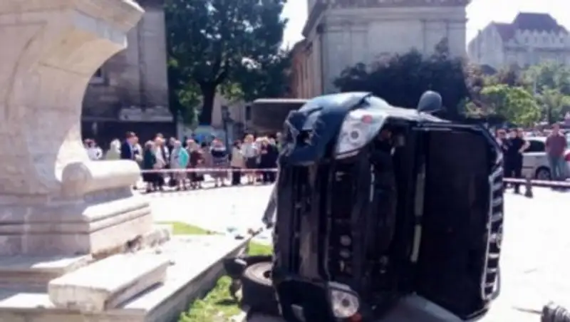 В Украине автомобиль влетел в толпу людей