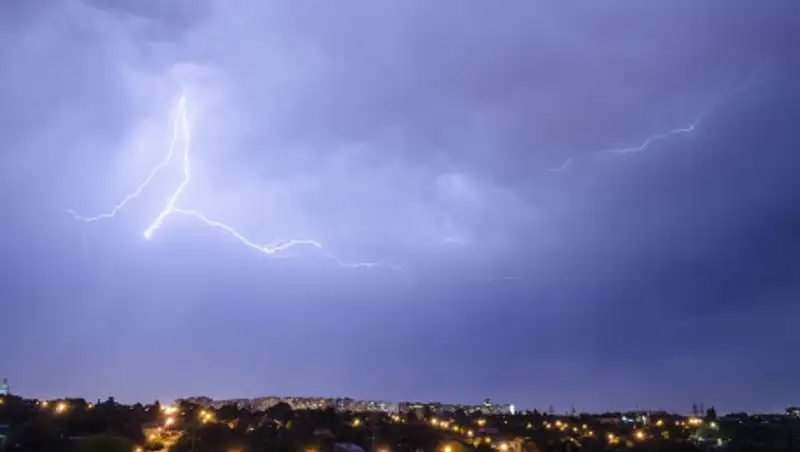Град, буря, сильный ветер - погода на пятницу в Казахстане