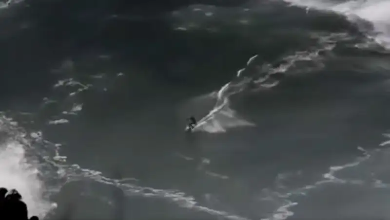 В Португалии серфера накрыла двадцатиметровая волна