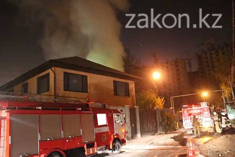 В Алматы огонь уничтожил частный запас угля на зиму и автомобиль (фото) В Алматы огонь уничтожил частный запас угля на зиму и автомобиль (фото), фото - Новости Zakon.kz от 06.11.2013 16:38