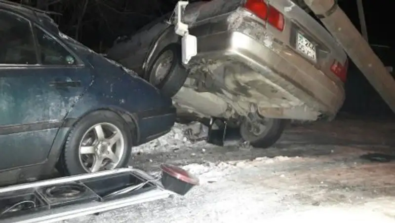 В Алматы Mitsubishi снес столб, светофор и Mercedes