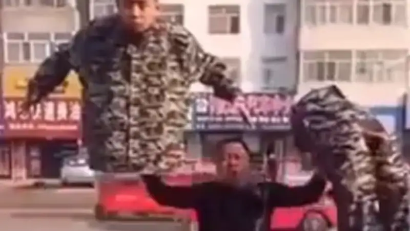 Трюк пошёл не по плану, напугав фокусника и его ассистента