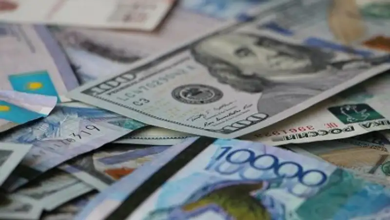 Тенге продолжает слабеть к концу недели