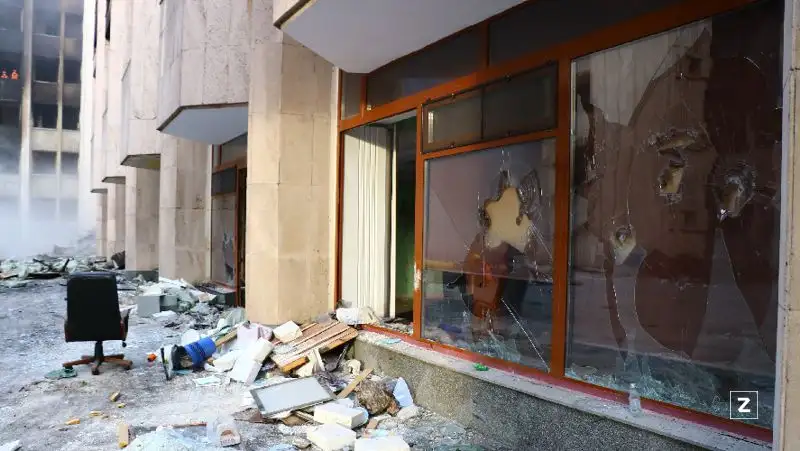 разбитый акимат Алматы , фото - Новости Zakon.kz от 13.01.2022 17:14