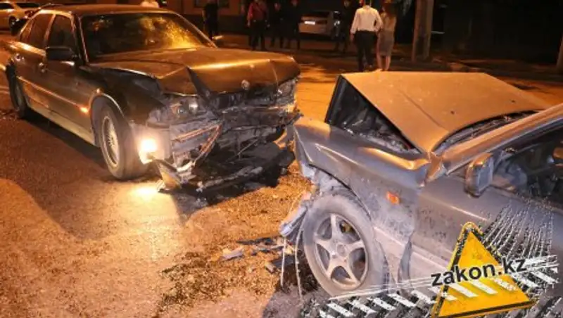 В Алматы ехавшие по встречке автомобили столкнулись друг с другом
