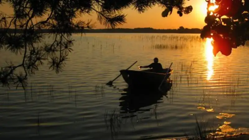 Павлодарда түн ішінде қайықпен серуендеген қыз бен жігіт ажал аузынан аман қалды