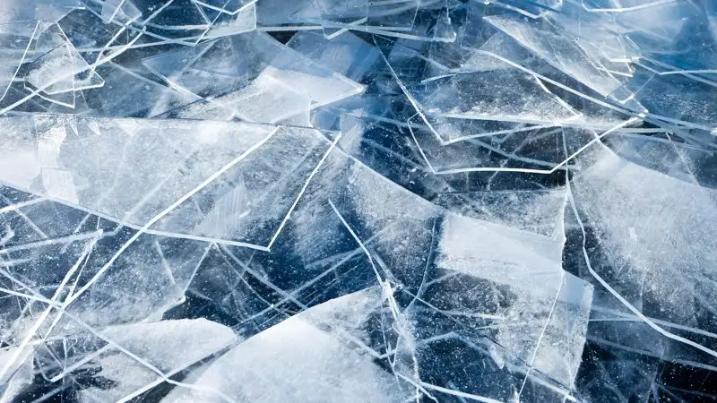 В Карагандинской области машина с детьми провалилась под лед