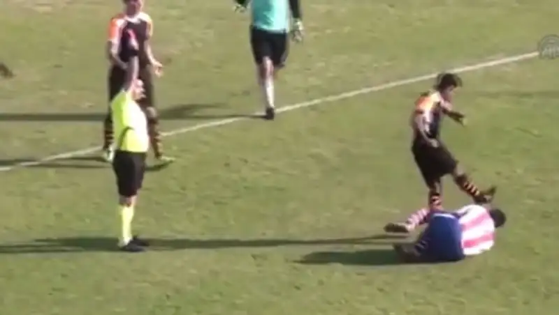 Турецкий игрок ударил лежащего соперника ногой по голове после того, как был удален с поля