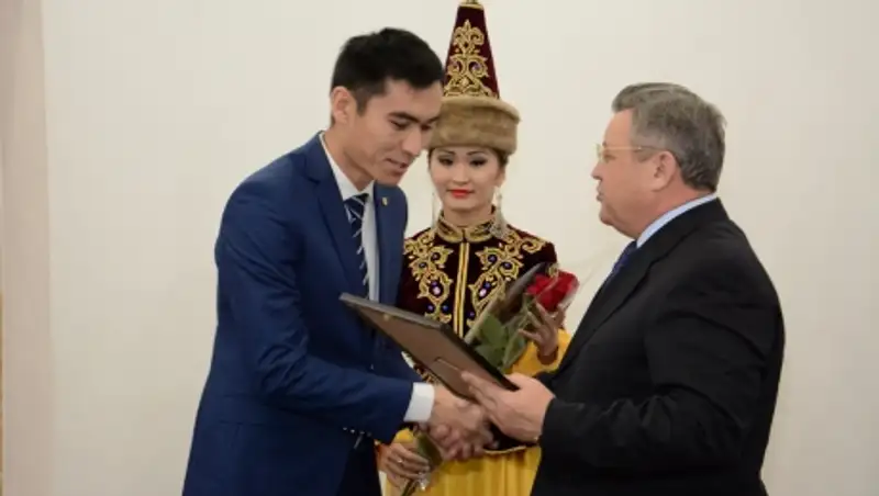 Аким Акмолинской области подарил видеокамеры журналистам коррпункта "Хабар"