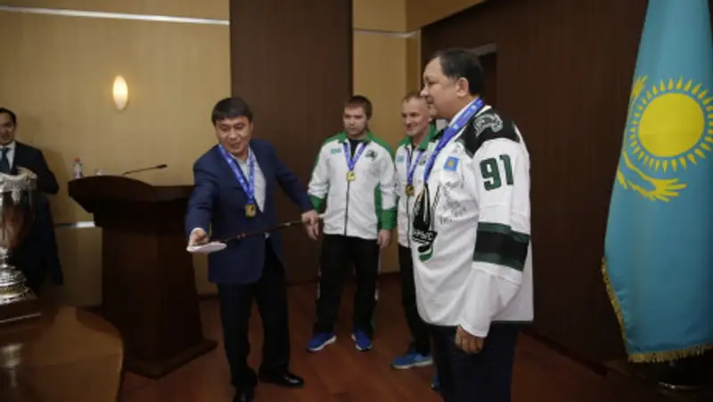 Нурлан Ногаев поздравил хоккейный клуб "Бейбарыс" с победой в чемпионате Казахстана