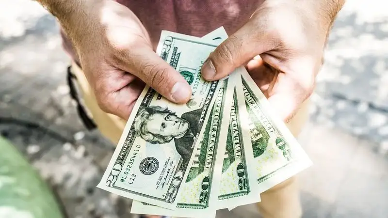 Курс доллара снова вырос на торгах 7 августа