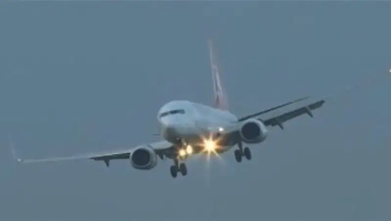 Немало шума в Интернете наделало видео странной посадки самолета